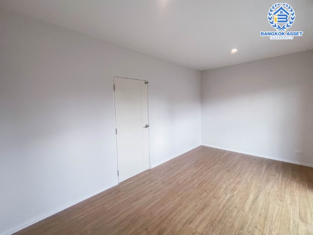 *****ทาวน์โฮมมือสองนนทบุรี ม.บ้านกลางเมือง ราชพฤกษ์-พระราม5 เนื้อที่กว้างขวางมากถึง 22.50 ตร.ว. ฟังก์ชัน 3 ห้องนอน 3 ห้องน้ำ ที่จอดรถ 2 คัน หน้าบ้านกว้าง มีพื้นที่ด้านหลังบ้าน แถมฟรี! เครื่องปรับอากาศ 2 เครื่อง บนทำเลเดินทางสะดวก ใกล้รถไฟฟ้าสายสีม่วง "สถานีแยกติวานนท์" จองเลย!